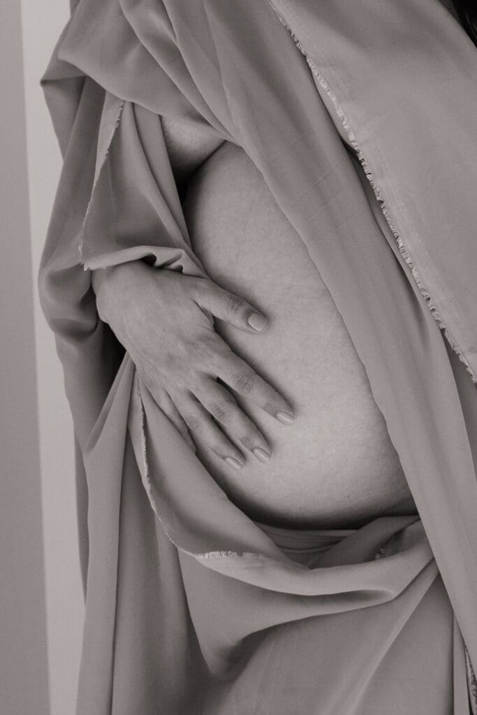 Textured backgrounds and earthy tones in an Austin maternity session