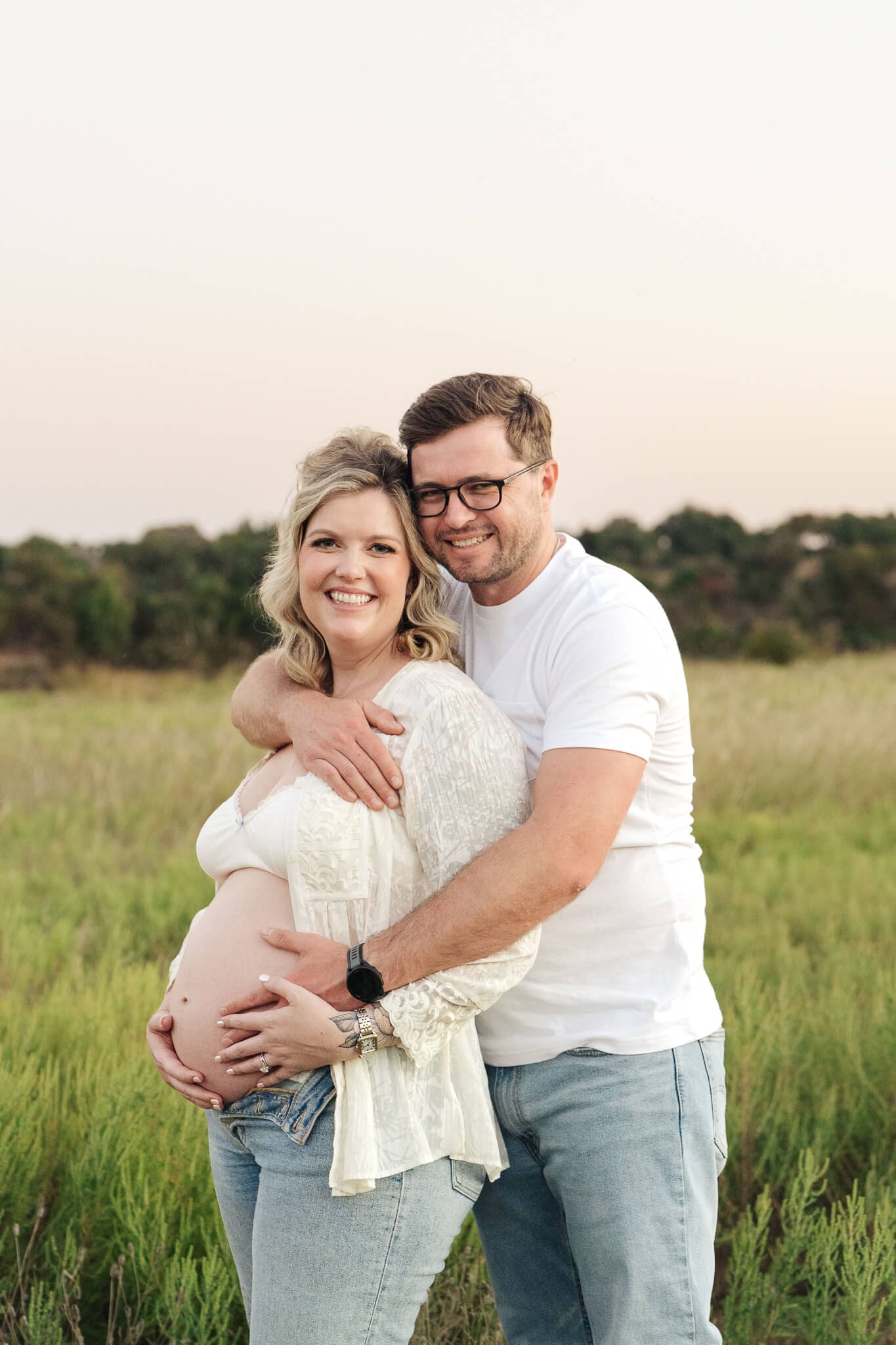 maternity photographer captures session at golden hour
