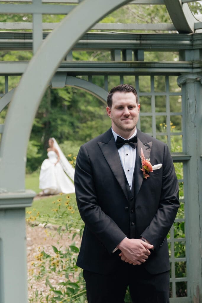 Candid wedding guest moments during outdoor cocktail hour
